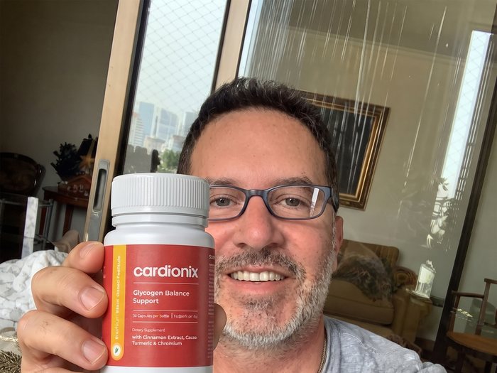 Man som håller sin burk Cardionix, en daglig kur som följs över tid